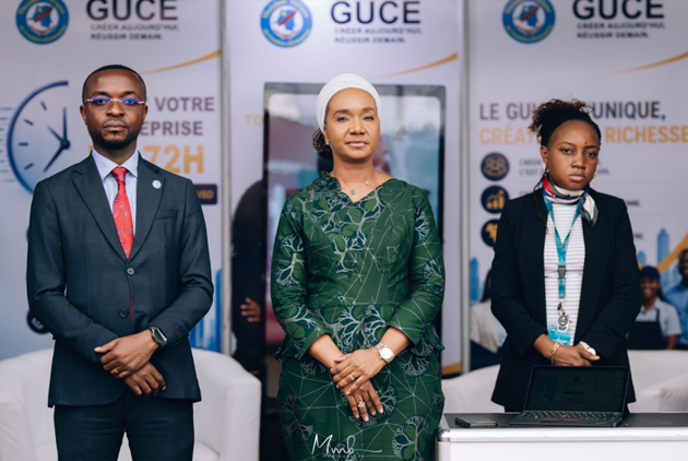 Débout Jeunes Congolais — la Directrice Générale du GUCE entourée de deux agents lors de la rencontre avec les jeunes entrepreneurs